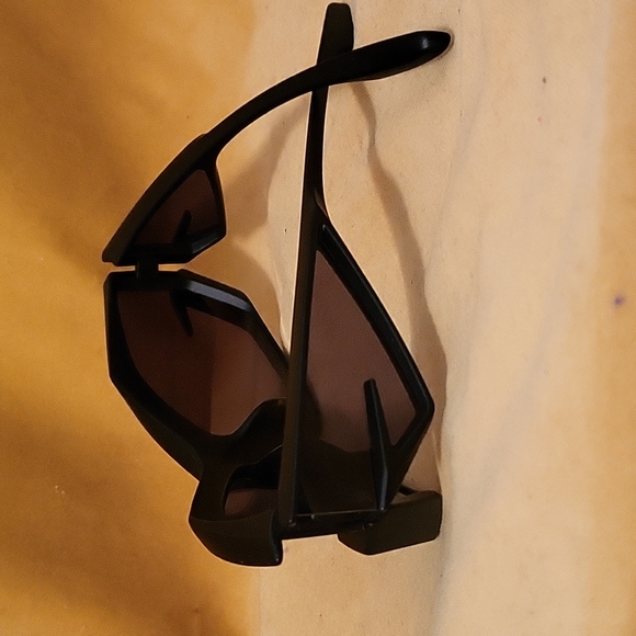 Sun glasses - Picture 4 of 4